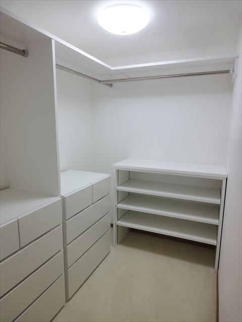 使いにくかった納戸に収納を設置し、使いやすいウォークインクローゼットに　目黒区M様邸